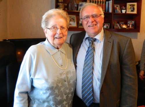 Erna Strauß (links) mit Ortsbürgermeister Martin Fölix (rechts)