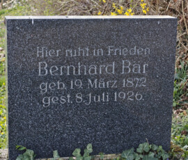 Grabstätte Bernhard Bär, Friedhof Nieder-Saulheim, jüdischer Teil, Foto: Carmen Kirchhöfer Grabstätte Bernhard Bär, Friedhof Nieder-Saulheim, jüdischer Teil, Foto: Carmen Kirchhöfer