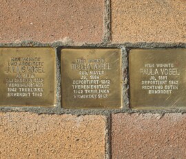 Foto: Hans-Martin Schütz Stolpersteine Familie Julius Vogel, Auf dem Römer 5-7, Saulheim, 2025