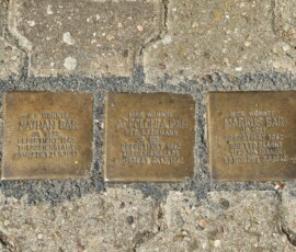 Foto: Hans-Martin Schütz Stolpersteine Familie Nathan Bär, Ostergasse 46 / Gässchen, Saulheim, 2025