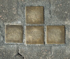 Foto: Hans-Martin Schütz Stolpersteine Familie Richard Vogel, Bahnhofstr. 3, Saulheim, 2025