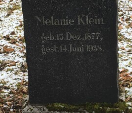 Grabstein Melanie Klein, Neuer Jüdischer Friedhof Mainz, Feld 13, Reihe 4, Nummer 12 Quellen: ancestry und Arolsen-Archives Grabstein Melanie Klein, Neuer Jüdischer Friedhof Mainz, Feld 13, Reihe 4, Nummer 12 Quellen: ancestry und Arolsen-Archives