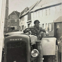 Wohnhaus und Metzgerei Julius Vogel (im Hintergrund, in der Mitte)