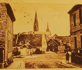 Wohnhaus Richard Vogel, Mauer am linken Bildrand. Davor die alten Raiffeisenkasse