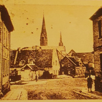 Wohnhaus Richard Vogel, Mauer am linken Bildrand. Davor die alten Raiffeisenkasse
