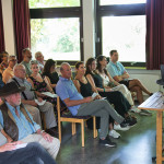 Abendveranstaltung anlässlich der Verlegung der Stolpersteine. Erste Reihe links: Gunther Demnig und Fahrer, erste Reihe rechts: Nachkommen der Familie Richard Vogel, zweite Reihe rechts: Nachkommen der Familie Josef Schwarz; Foto: H-M Schütz