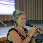 Abendveranstaltung anlässlich der Verlegung der Stolpersteine; Rabbinerin und Kantorin Rachel Gartner, Urenkelin von Margot Schwarz singt einen Segen; Foto: H-M Schwarz