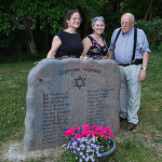 Edward Gartner mit seinen Töchtern Rachel und Katie am Gedenkstein, Friedhof Nieder-Saulheim; Foto: H-M Schütz