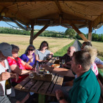 Vorabend Treffen der Projektgruppe, Ortsbürgermeiser Christoph Fölix und den ersten Gästen aus Amerika, Edward Gartner und seinen Töchtern, sowie Jake Glass, Enkel von Eva Ellen Glass, geb. Vogel zu einer Weinbergsrundfahrt und Kennenlernen