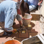 Verlegung der der Stolpersteine für die Schwestern Emma und Melanie Klein, Neupforte 3, durch Herrn Demnig; Foto: H-M Schütz