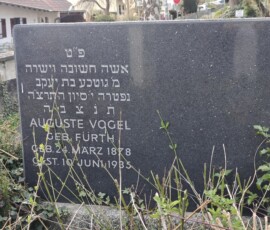 Grab Auguste Vogel ge. Fürth - Friedhof Nieder-Saulheim, jüdischer Teil; Foto Carmen Kirchhöfer Grab Auguste Vogel ge. Fürth - Friedhof Nieder-Saulheim, jüdischer Teil; Foto Carmen Kirchhöfer